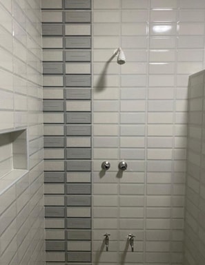 Haartrockner, Handtücher, Seife, Toilettenpapier