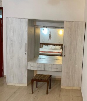 3 chambres, coffres-forts dans les chambres, fer et planche à repasser