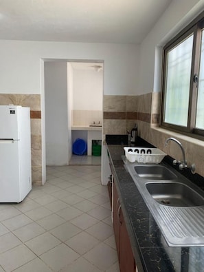 Réfrigérateur, four à micro-ondes, un four, surface de cuisson