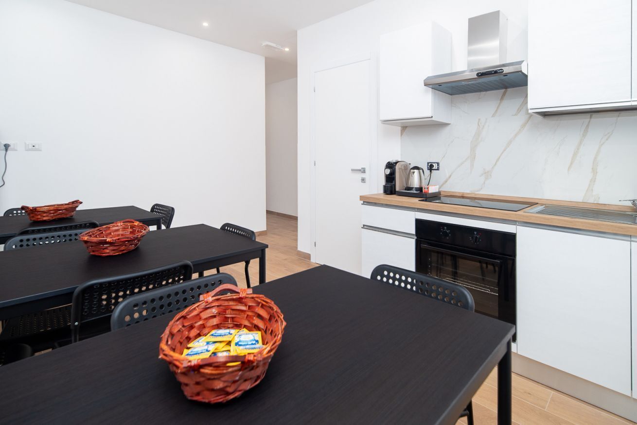 Kühlschrank, Mikrowelle, Wasserkocher mit Kaffee-/Teezubehör