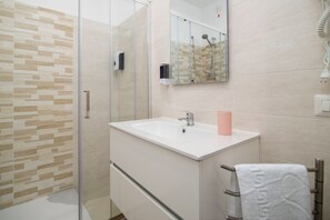 Dusche, Haartrockner, Bidet, Handtücher