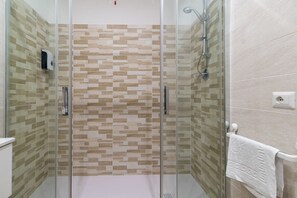 Een douche, een haardroger, een bidet, handdoeken