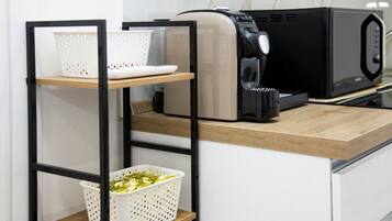 Kühlschrank, Mikrowelle, Wasserkocher mit Kaffee-/Teezubehör, Hochstuhl