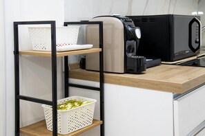 冷蔵庫、電子レンジ、コーヒー / ティーメーカー、ハイチェア