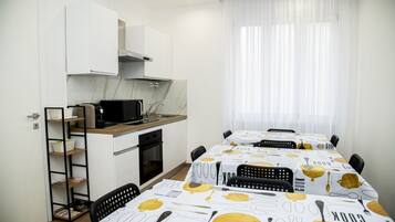 Réfrigérateur, micro-ondes, cafetière/bouilloire, chaise haute