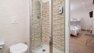 Regadera, secadora de cabello, bidet, toallas