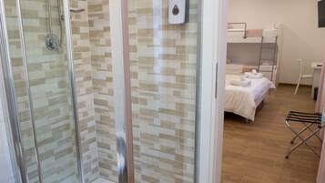 1 sovrum, vÀrdeförvaringsskÄp pÄ rummet, strykjÀrn/strykbrÀda och wi-fi