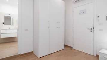 Douche, séchoir à cheveux, bidet, serviettes fournies