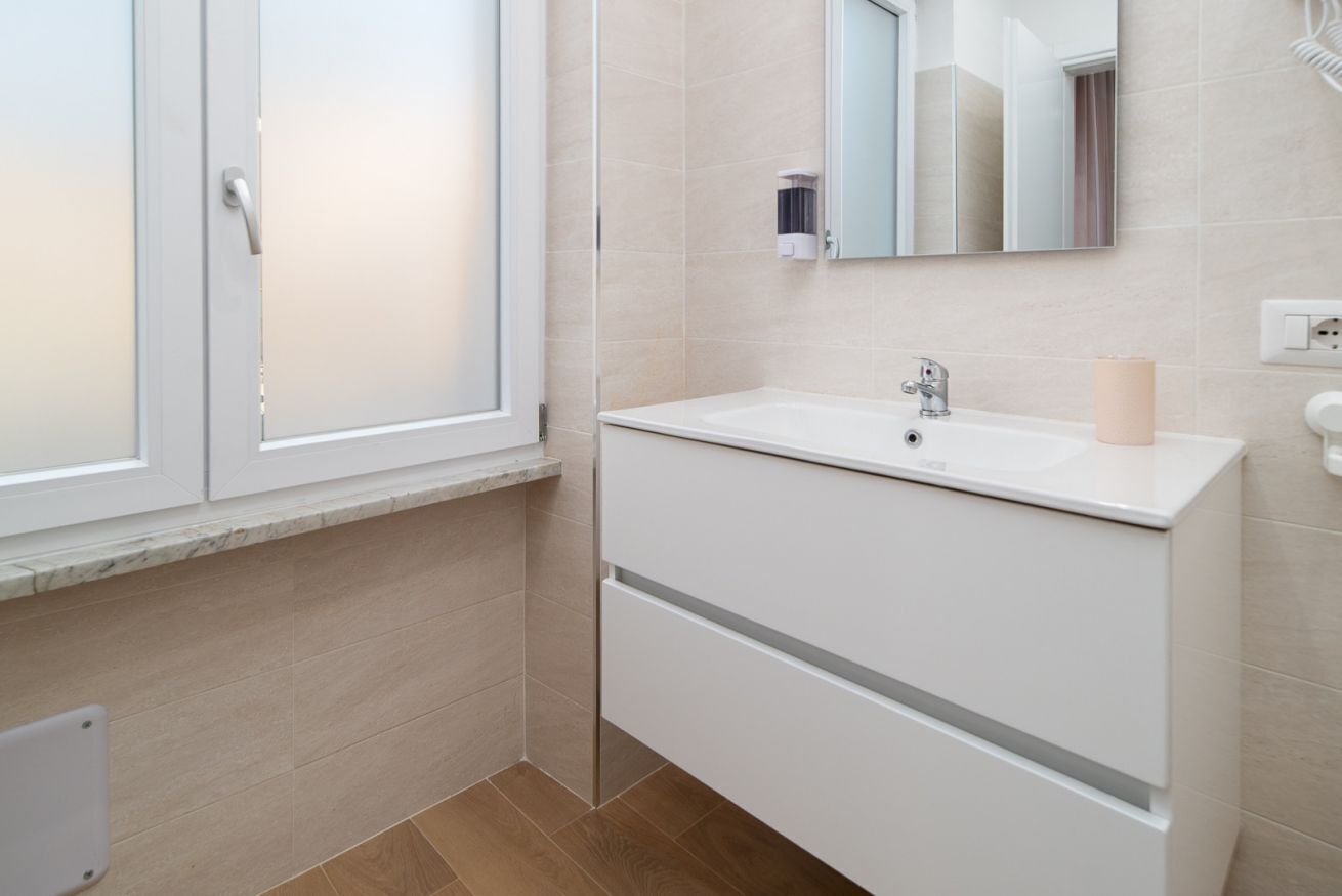 Dusch, hårtork, bidé och handdukar