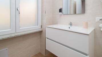 Dusch, hårtork, bidé och handdukar