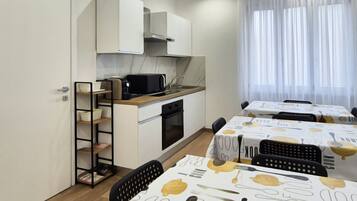 KylskÄp, mikrovÄgsugn, kaffe- och tebryggare och barnstol