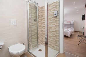 Dusche, Haartrockner, Bidet, Handtücher