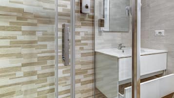 Dusche, Haartrockner, Bidet, Handtücher