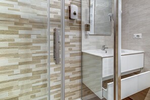 Douche, séchoir à cheveux, bidet, serviettes fournies