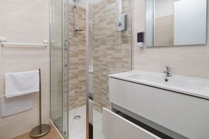 Dusche, Haartrockner, Bidet, Handtücher