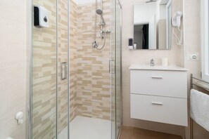 Een douche, een haardroger, een bidet, handdoeken