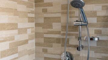 Dusche, Haartrockner, Bidet, Handtücher