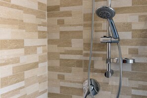 Shower, hair dryer, bidet, towels - Lovely Rooms - Room 3 by Rentbeat (Civitavecchia)