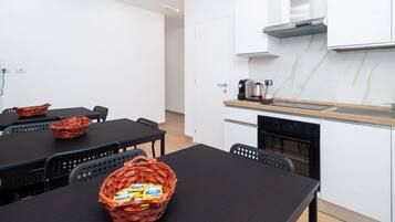 Kühlschrank, Mikrowelle, Wasserkocher mit Kaffee-/Teezubehör