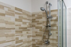 Suihku, hiustenkuivaaja, bidee, pyyhkeet