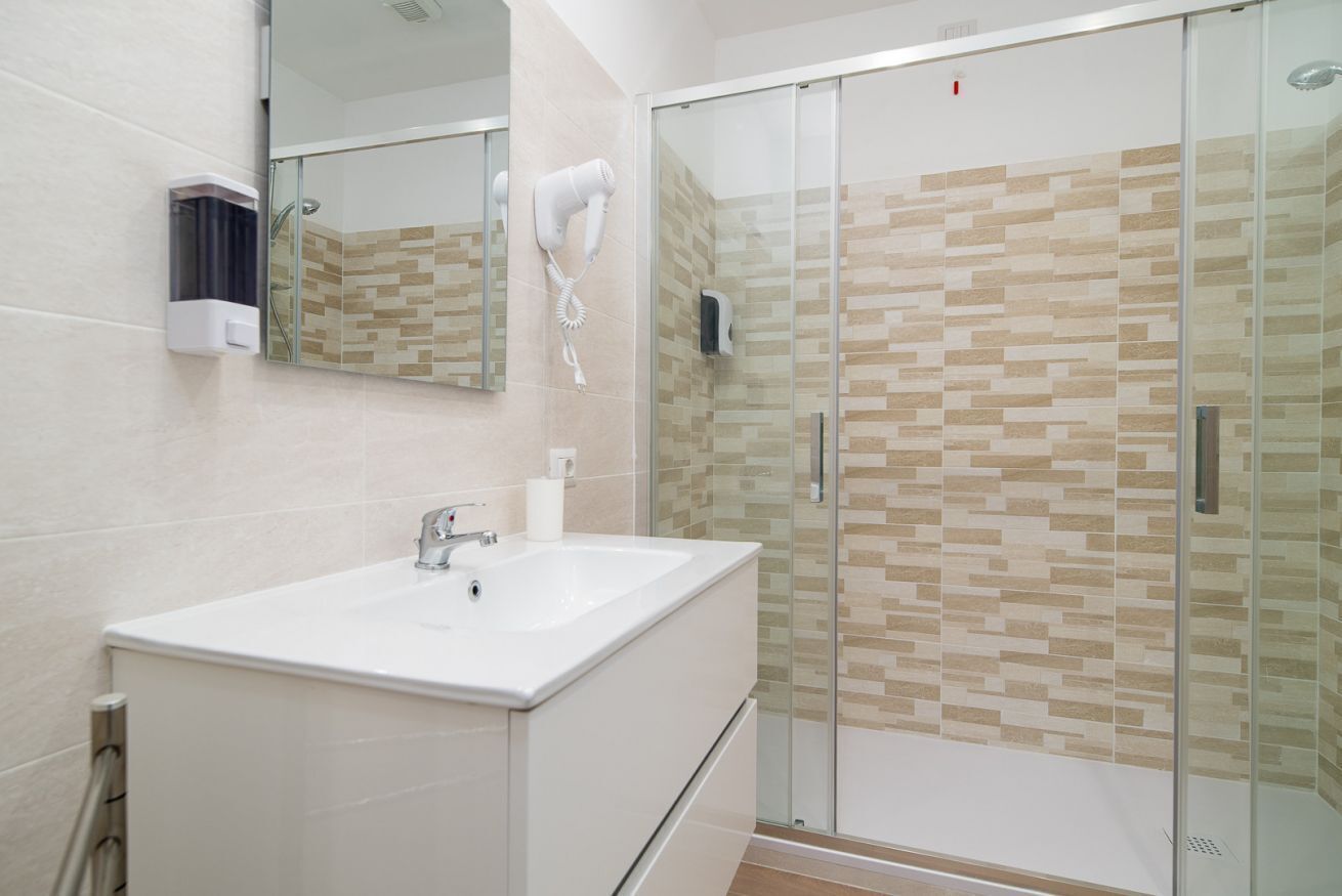 Een douche, een haardroger, een bidet, handdoeken