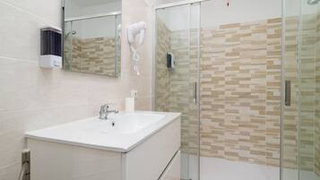 Een douche, een haardroger, een bidet, handdoeken