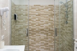 Douche, sèche-cheveux, bidet, serviettes fournies