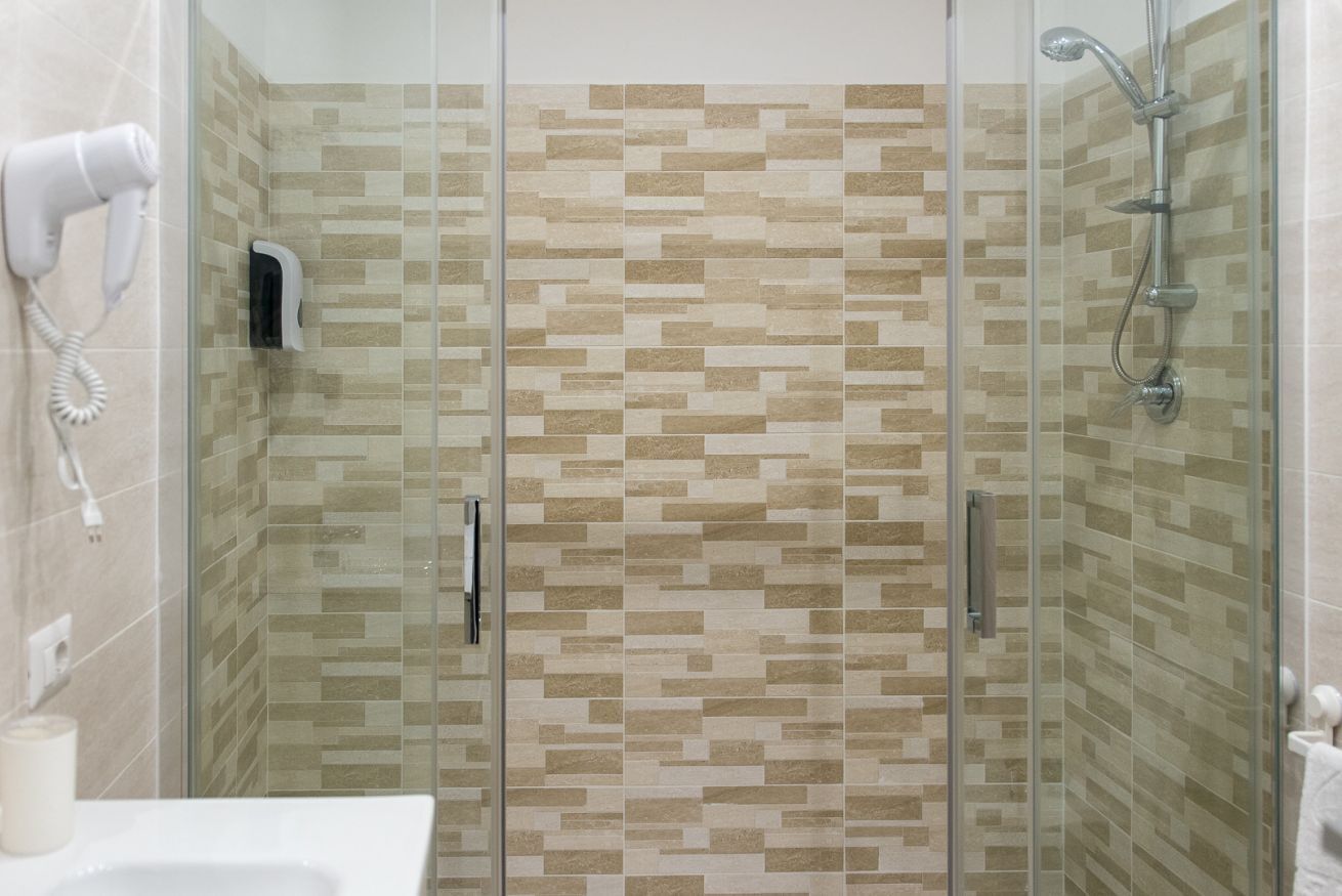 Douche, séchoir à cheveux, bidet, serviettes fournies