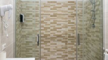 Douche, séchoir à cheveux, bidet, serviettes fournies