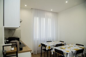 Dining - Lovely Rooms - Room 4 by Rentbeat (Civitavecchia)