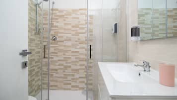 Regadera, secadora de cabello, bidet, toallas