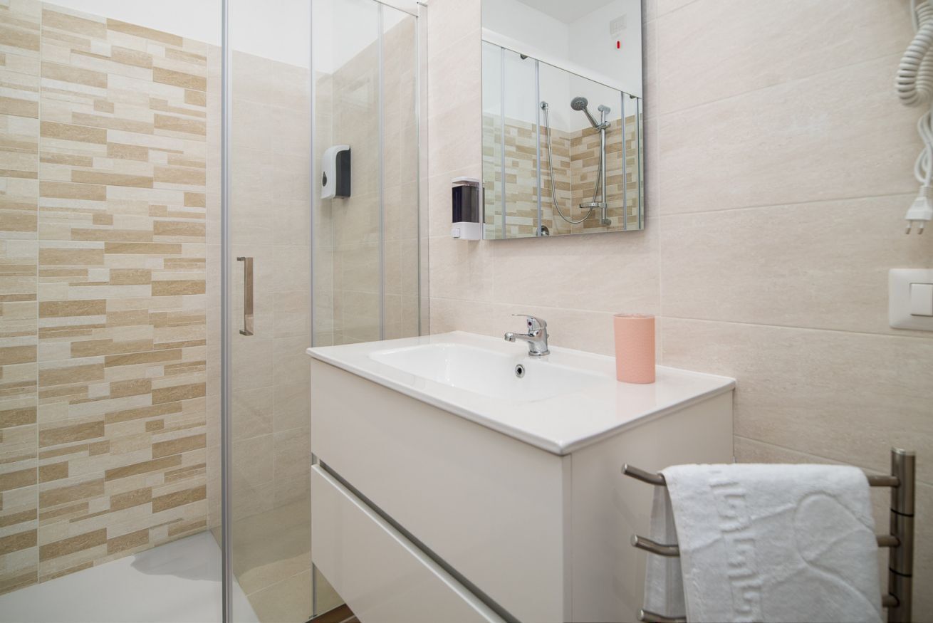 Douche, séchoir à cheveux, bidet, serviettes fournies