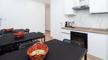 Kühlschrank, Mikrowelle, Wasserkocher mit Kaffee-/Teezubehör