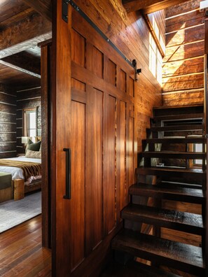 3 chambres, bureau, fer et planche à repasser, lit parapluie