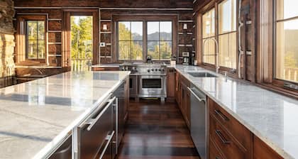 Luxury Mountaintop Home 360° Views + Private Hot Tub, 10 min from Big Sky Resort