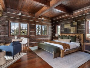 3 soverom, skrivebord, strykejern/-brett og reiseseng for barn