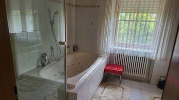 Dusche, Handtücher, Seife, Shampoo