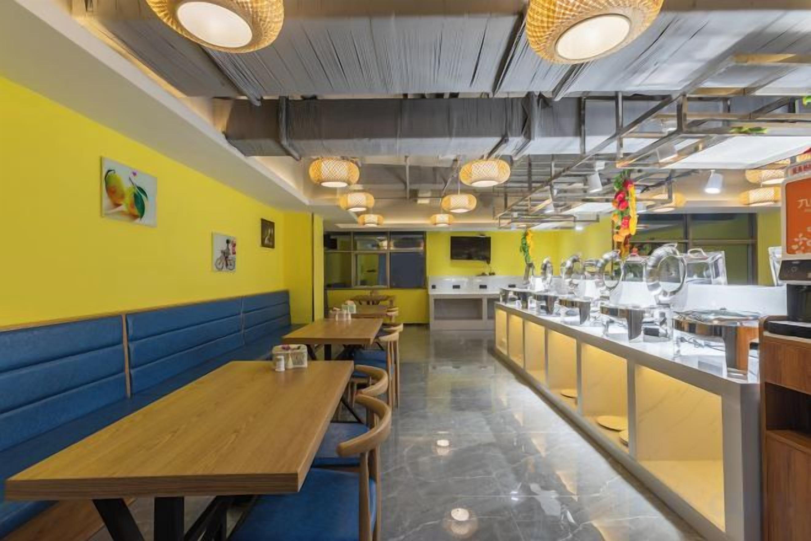 Een restaurantinterieur met zitjes, tafels en een balie.