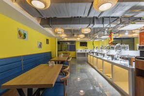 A restaurant interior with booths, tables, and a counter. - Baoyang Boutique Hotel (Shijiazhuang North Zhonghua Street Zhongchu Plaza) (Shijiazhuang)