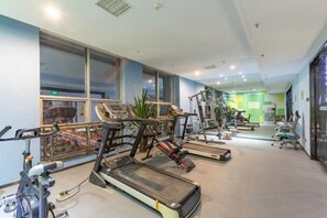 A gym with treadmills, stationary bikes, and exercise equipment. - Baoyang Boutique Hotel (Shijiazhuang North Zhonghua Street Zhongchu Plaza) (Shijiazhuang)