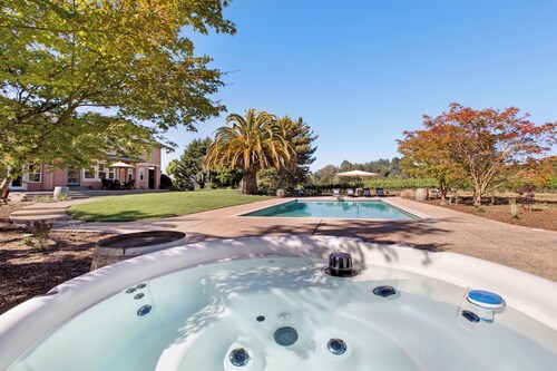 KANZLER Vineyard House with Hot Tub & Pool