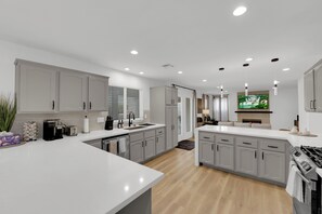 Private kitchen - Luxury Vegas Escape 4BR, Pool/Spa, Game Room & BBQ (Las Vegas)