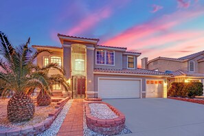 Exterior - Luxury Vegas Escape 4BR, Pool/Spa, Game Room & BBQ (Las Vegas)