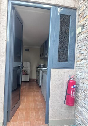 Fridge, microwave, stovetop, cookware/dishes/utensils - Kigali City Stay (Kigali)