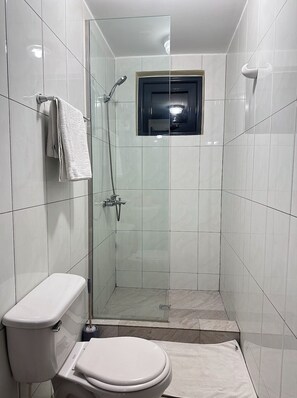 Dusche, Hausschuhe, Handtücher, Seife