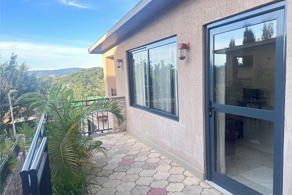 Vista frontal de la propiedad