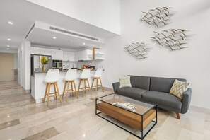 Deluxe Loft, 1 Bedroom | Living area