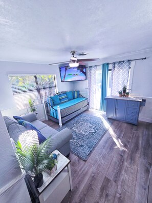 Smart-tv, bordsfotboll och en stereo