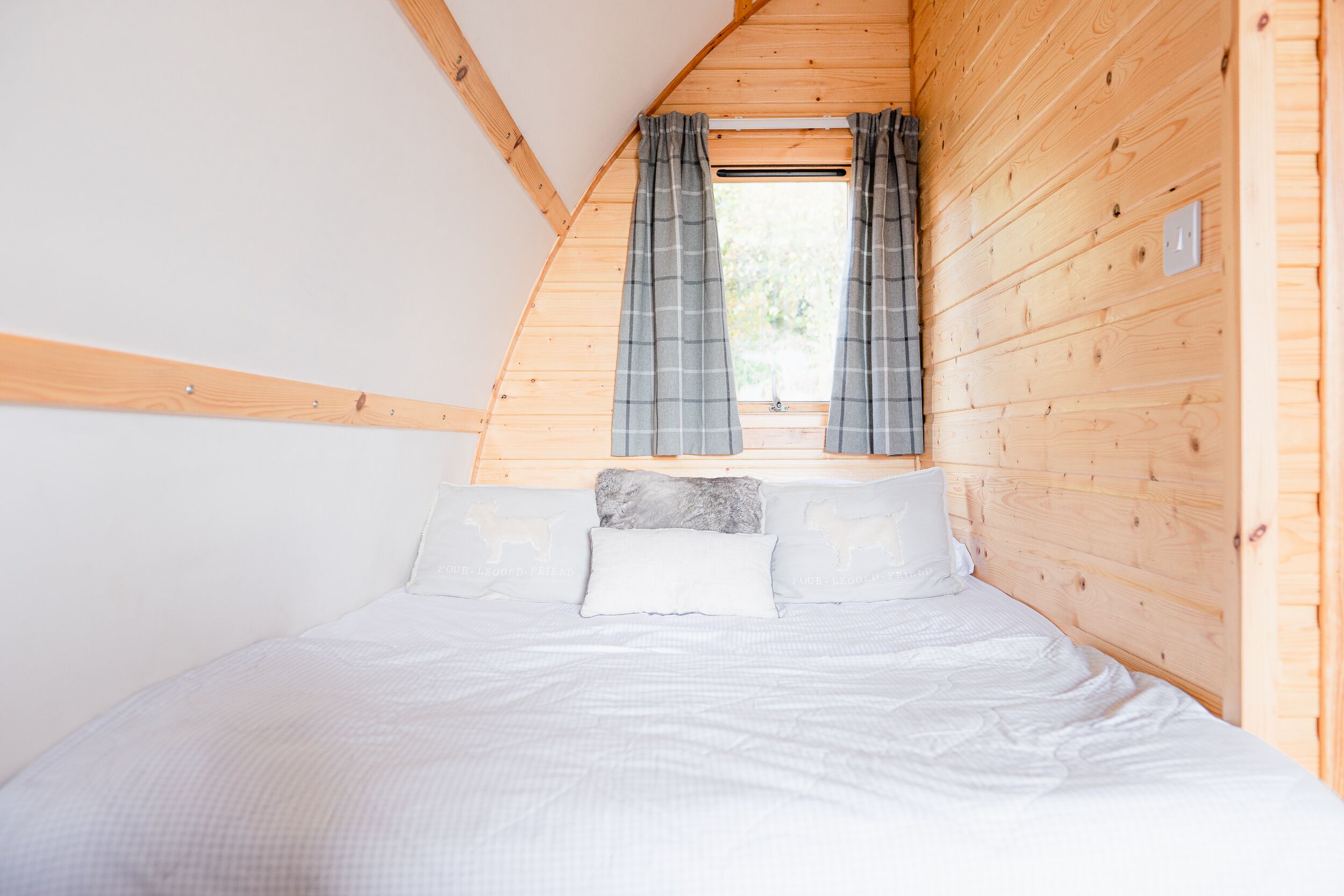 1 bedroom, travel cot