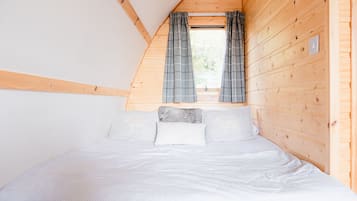 1 bedroom, travel cot